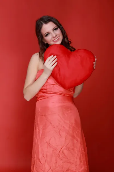 Chica en vestido rojo con símbolo de corazón — Foto de Stock