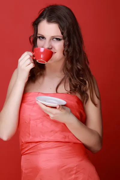 Красива жінка з червоною чашкою — стокове фото