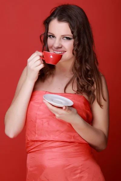 Jolie femme avec tasse rouge — Photo