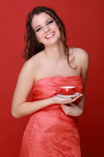 Hübsche Frau mit roter Tasse — Stockfoto