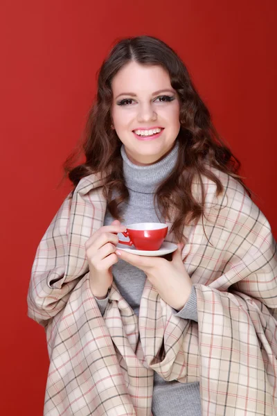 Femme avec tasse de thé — Photo