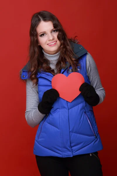 Warm gekleidetes Mädchen mit einem Herz in seinen Händen — Stockfoto
