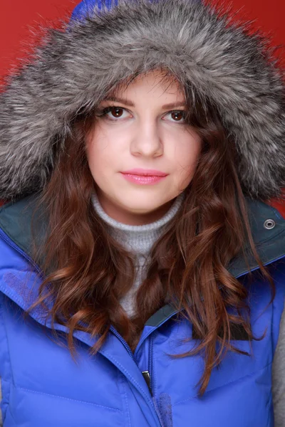 Πορτρέτο; f μια όμορφη γυναίκα σε ζεστά ρούχα χειμώνα — Φωτογραφία Αρχείου
