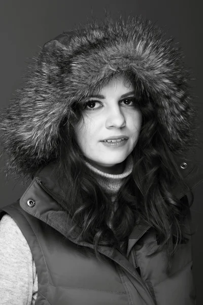 Retrato preto e branco chalupe uma mulher bonita no inverno roupas quentes — Fotografia de Stock