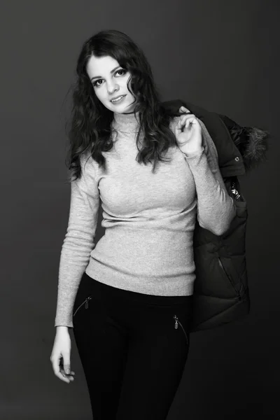 Retrato en blanco y negro de una hermosa mujer en ropa de abrigo invierno —  Fotos de Stock