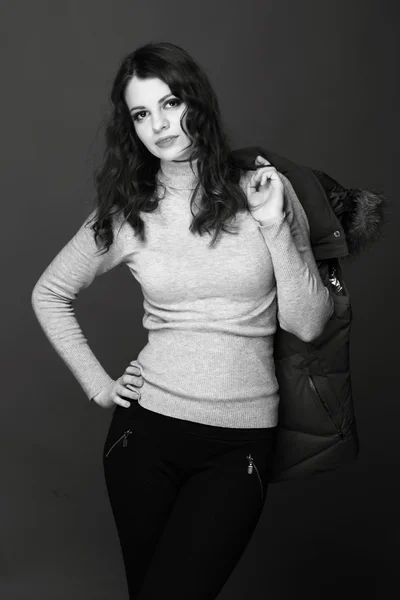 Czarno-biały portret? f z piękną kobietą w ciepłą odzież zimowa — Zdjęcie stockowe