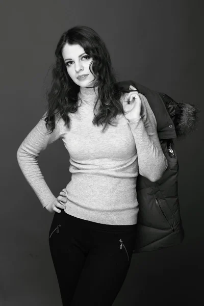 Schwarz-Weiß-Porträt einer schönen Frau in warmer Kleidung — Stockfoto