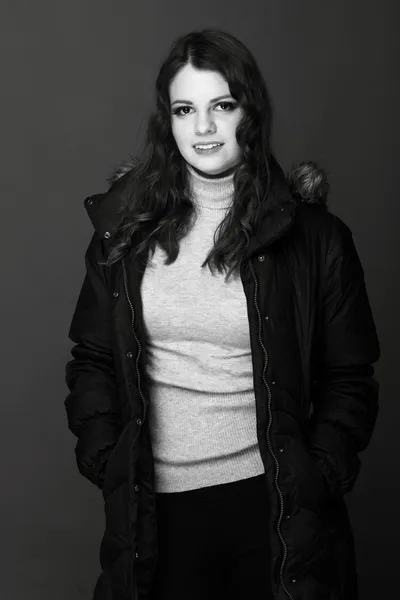 Retrato preto e branco de uma mulher bonita no inverno quente da roupa — Fotografia de Stock