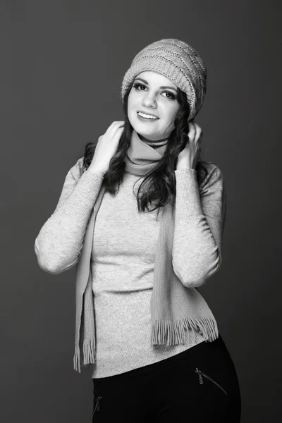 Krásná žena v zimě teplé oblečení — Stock fotografie