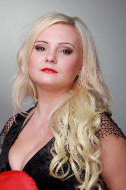 çekici kadın büyük kırmızı kalp