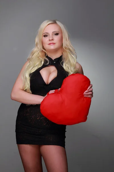 Atraktivní žena s velkým červeným srdcem — Stock fotografie