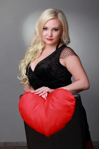 Attraktiv kvinna med stort rött hjärta — Stockfoto