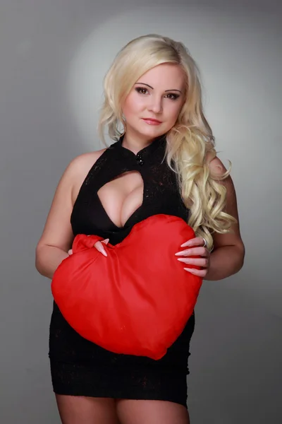 Atraktivní žena s velkým červeným srdcem — Stock fotografie