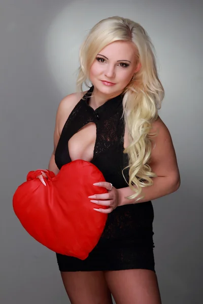 Attraktive Frau mit großem roten Herz — Stockfoto