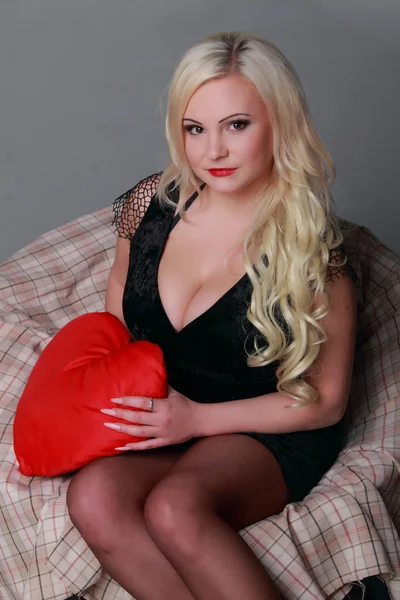 Çekici kadın büyük kırmızı kalp — Stockfoto