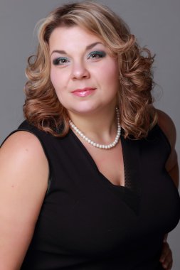 sevimli siyah elbiseli çekici Bayan