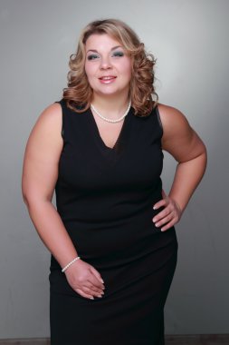 sevimli siyah elbiseli çekici Bayan