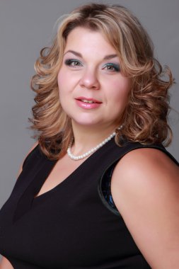 sevimli siyah elbiseli çekici Bayan