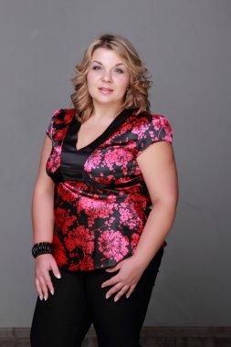 şık giysiler içinde güzel bir kadın