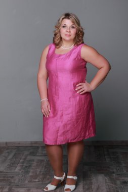 Pembe elbiseli güzel kadın.