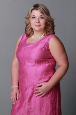 Pembe elbiseli güzel kadın.