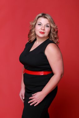 kırmızı bir arka plan üzerinde güzel bir kadın portresi