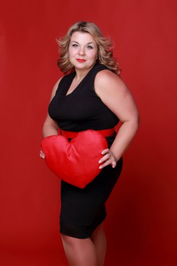 kalp sembolü olan kadın