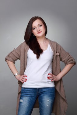 gri arka plan üzerinde çekici kız