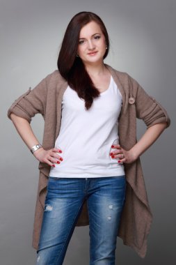 gri arka plan üzerinde çekici kız