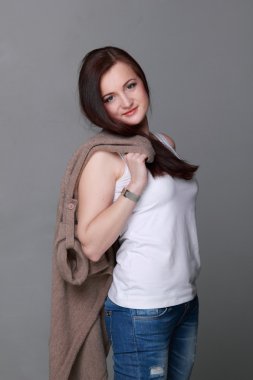 gri arka plan üzerinde çekici kız