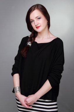 Çizgili etek güzel bir kızın portresi