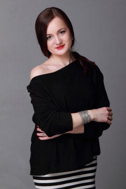 Çizgili etek güzel bir kızın portresi