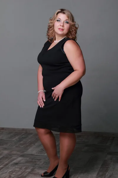 Señora atractiva en lindo vestido negro — Foto de Stock