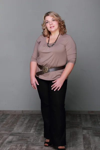 Portrait de femme avec un beau collier — Photo