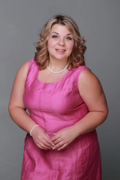 Hermosa mujer en un vestido rosa —  Fotos de Stock