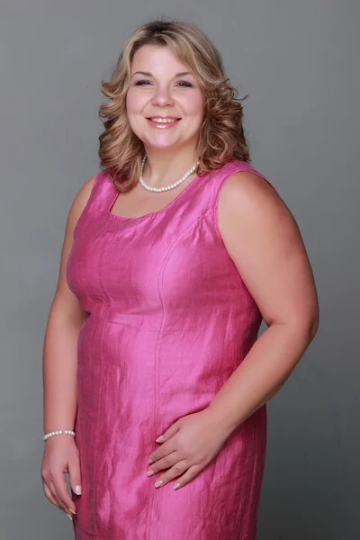 Vacker kvinna i rosa klänning — Stockfoto