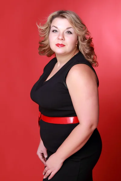 Porträt einer schönen Frau auf rotem Hintergrund — Stockfoto