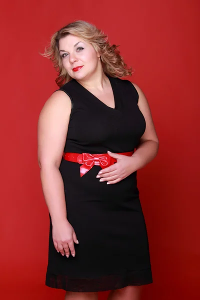 Retrato de uma mulher bonita em um fundo vermelho — Fotografia de Stock