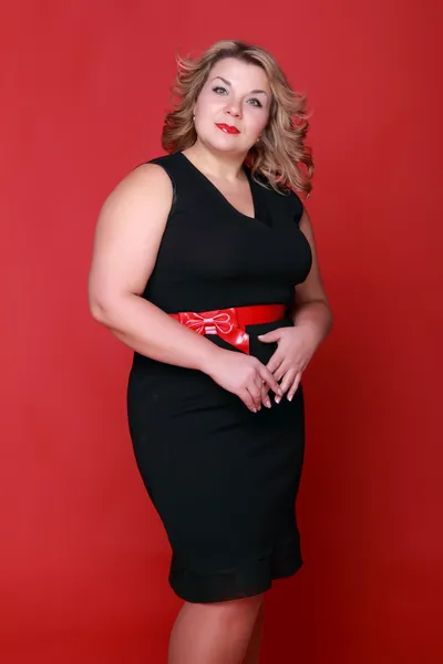 Ritratto di bella donna su sfondo rosso — Foto Stock