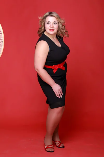 Porträtt av en vacker kvinna på en röd bakgrund — Stockfoto