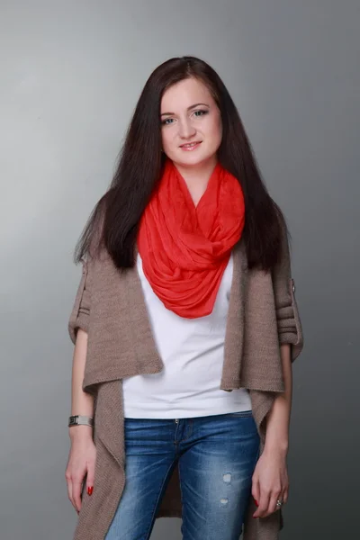 Красива дівчина з червоним шарфом — стокове фото