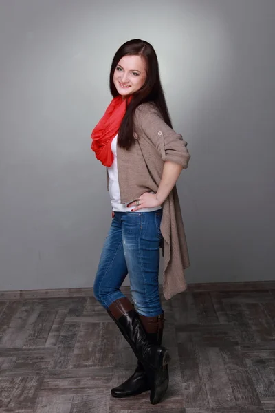 Красивая девушка с красным шарфом — стоковое фото
