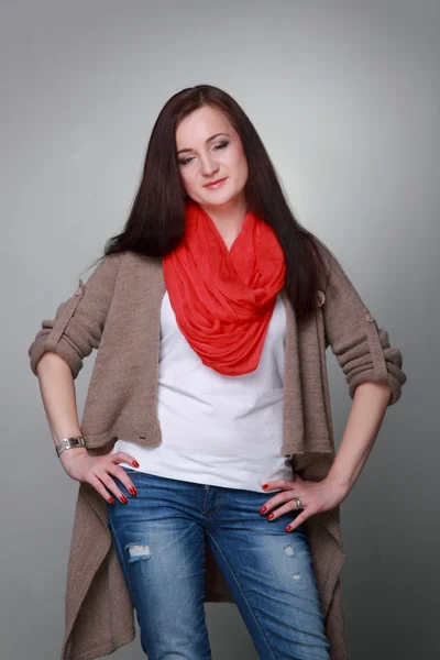 Mooi meisje met een rode sjaal — Stockfoto