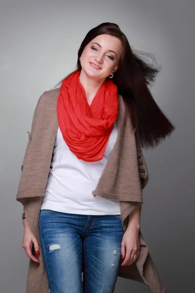 Menina bonita com um lenço vermelho — Fotografia de Stock