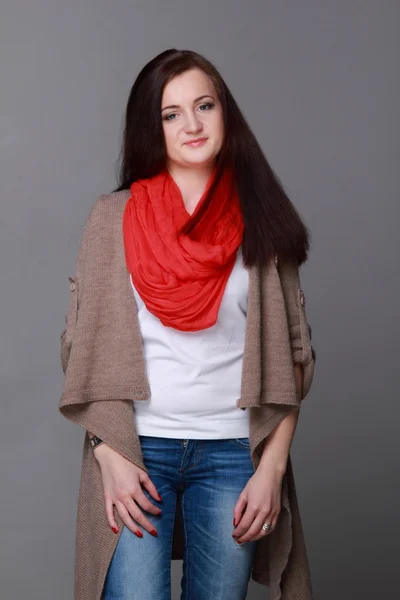 Hermosa chica con una bufanda roja —  Fotos de Stock