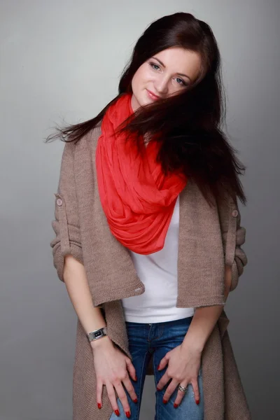 Vacker flicka med en röd halsduk — Stockfoto