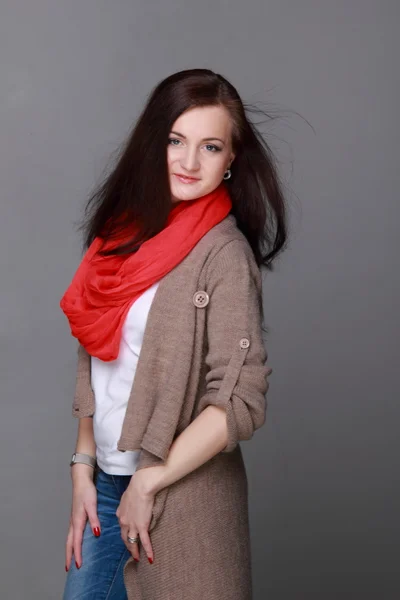 Krásná dívka s červeným šátkem — Stock fotografie