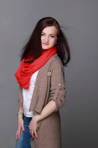 Menina bonita com um lenço vermelho — Fotografia de Stock