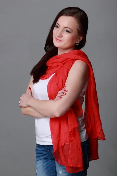 Kırmızı bir eşarp ile güzel kız — Stok fotoğraf