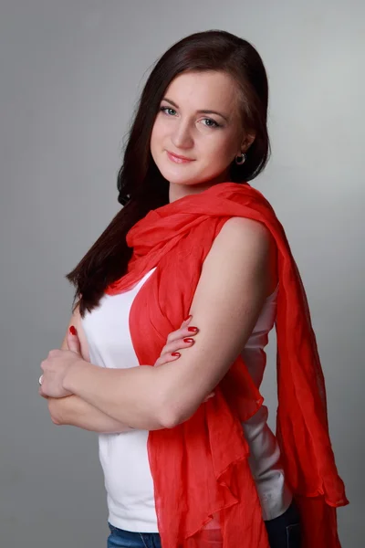 Gyönyörű lány piros sállal — Stock Fotó